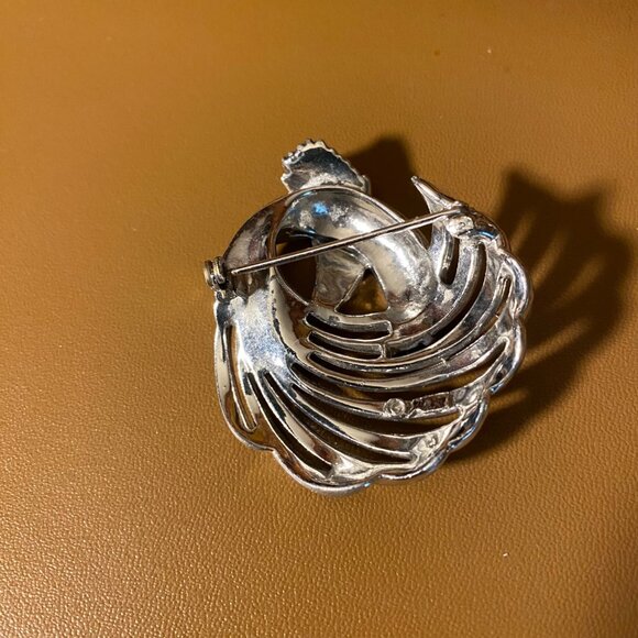 Vintage Silver-Tone Abstract Swirl Brooch Pin With Elegant Textured Design - Picture 5 of 6